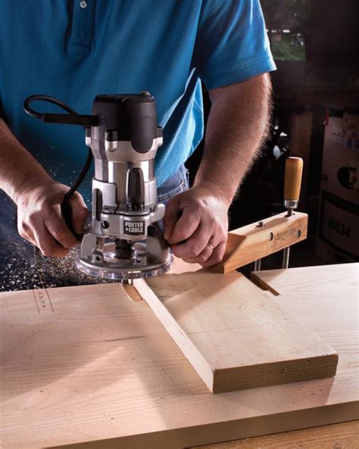 Can a router cut through wood?