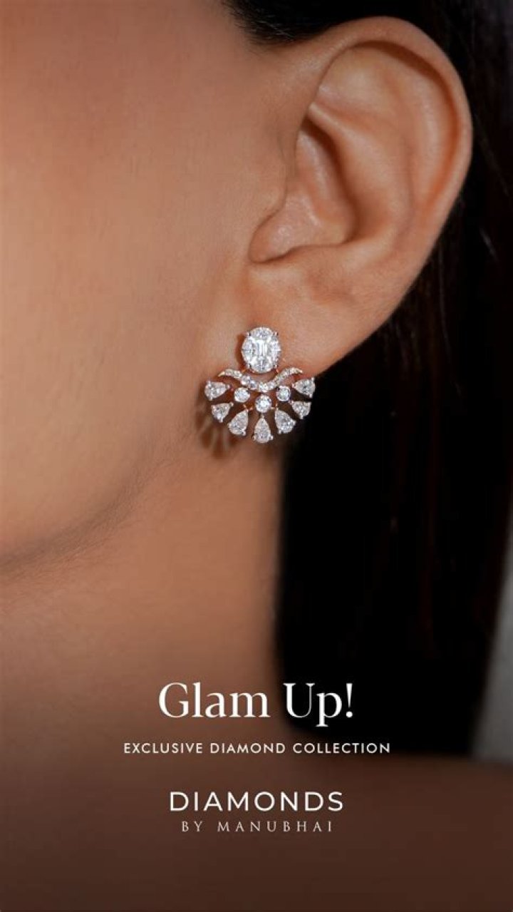 Can chefs wear earrings?