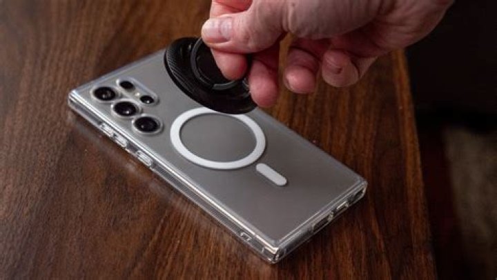 Can Samsung share battery with iPhone?
