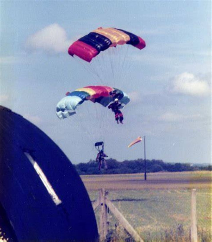 Do Royal Marines do parachutes?