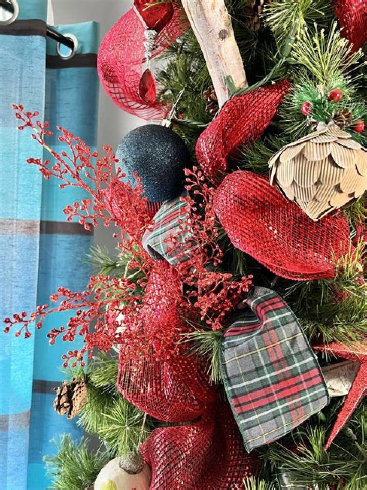 How do you make a dying Christmas tree look better?