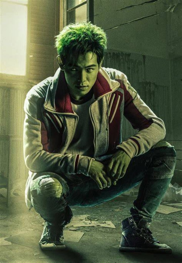 How old is Gar Logan in Titans?
