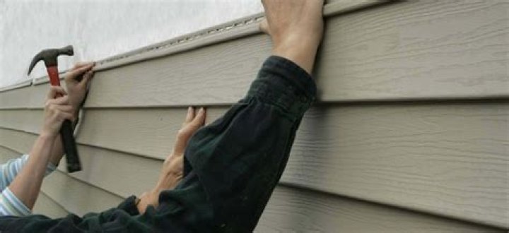 What causes siding to ripple?