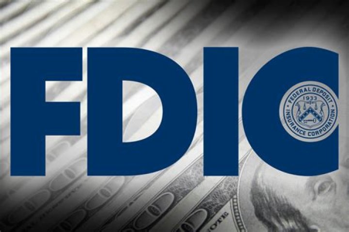 Who runs the FDIC?