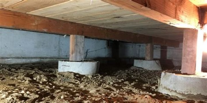 Why do American houses have crawl space?